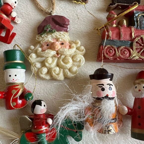 14 wooden (and more) French vintage rustic mini Christmas tree ornaments. - Picture 4 of 5